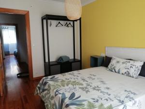 1 dormitorio con 1 cama con colcha de flores en DEVATRIZ, en Unquera