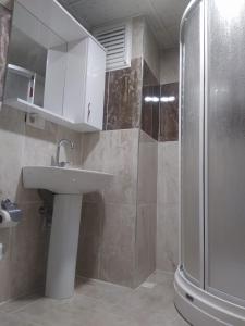 y baño con lavabo y ducha. en Bolu Deluxe Otel en Bolu