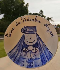 uma placa com uma foto de um graduado nela em Casa da Pedralva na Nazaré