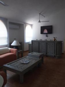 sala de estar con sofá y mesa de centro en Camino al Mar en Santa Cruz - Huatulco