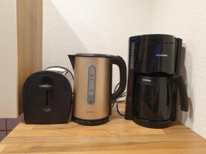 two coffins and a coffee maker on a shelf at Glückselefant 01 in Heringsdorf