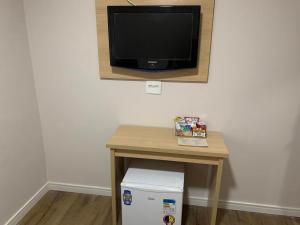 TV a/nebo společenská místnost v ubytování Fênix Hotel Bom Retiro