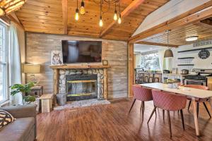 een woonkamer met een open haard en een tafel bij Cozy Big Bear Cabin with Decks - Walk to Lake! in Big Bear Lake