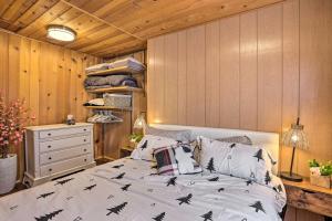 - une chambre dotée d'un lit avec des chauves-souris noires dans l'établissement Cozy Big Bear Cabin with Decks - Walk to Lake!, à Big Bear Lake