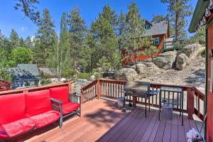 une terrasse avec un canapé rouge et un grill dans l'établissement Cozy Big Bear Cabin with Decks - Walk to Lake!, à Big Bear Lake