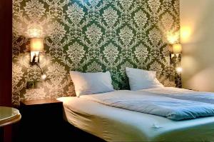 コンティ・リバツキエにあるPokoje gościnne "Mila"のベッドルーム1室(ベッド2台付)が備わります。壁紙を用いた内装です。