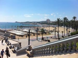 シッチェスにあるLOVELY LOFT IN SITGES by hlclub HUTB-11931 SOCのヤシの木と海の景色を望む