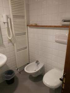 ボローニャにあるGreen Park Bologna Residenceの小さなバスルーム(トイレ、シンク付)