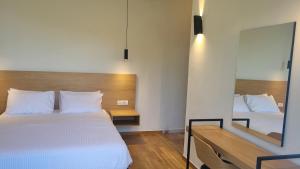 Postel nebo postele na pokoji v ubytování Theoxenia Hotel