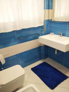 a bathroom with a sink and a toilet at appartamento openspace fronte mare esclusivo due letti matrimoniali a Portovenere in Portovenere