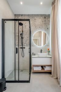 ein Bad mit einer Dusche und einem Waschbecken in der Unterkunft 48 Luxury Apartment Split in Split