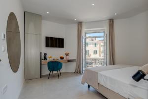 ein Schlafzimmer mit einem Bett und einem Schreibtisch mit einem Stuhl in der Unterkunft 48 Luxury Apartment Split in Split