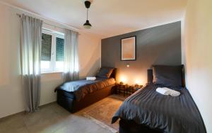 a bedroom with two beds and a window at Luxus Apartment Gronau - direkte Nähe zu Enschede in Gronau