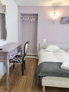 1 dormitorio con escritorio, 1 cama y 1 silla en Hôtel D’Artiste en Pierrefontaine-les-Varans