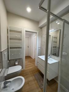 Et badeværelse på Blu Apartment