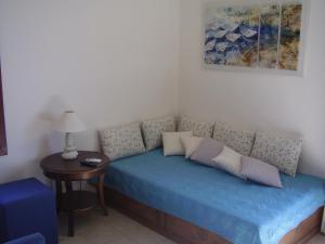 un sofá con almohadas en una habitación en Sunset Suites, en Lefokastro