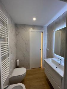 Et badeværelse på Blu Apartment + 19 billeder