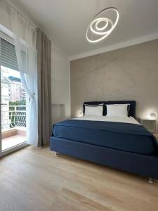 En eller flere senge i et værelse på Blu Apartment