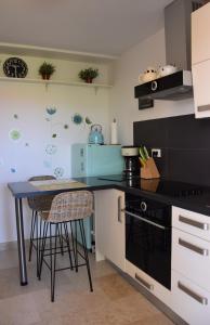 cocina con encimera negra y mesa en Apartment Paris, en Njivice