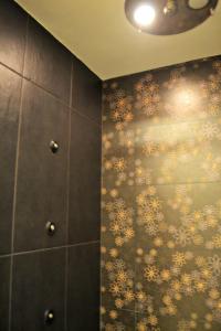 La salle de bains est pourvue d'un papier peint floral sur le mur. dans l'établissement Hotel Acquaplanet, à Paterno