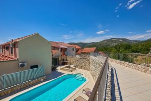 eine Villa mit einem Pool und einem Haus in der Unterkunft Hedera Estate, Villa Hedera IX in Banići