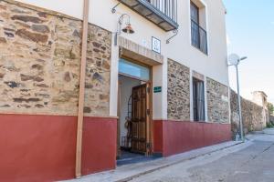 a building with a door on the side of a street at Luz del Tajo in Alcántara