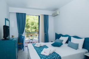 Postel nebo postele na pokoji v ubytování Knossos Hotel
