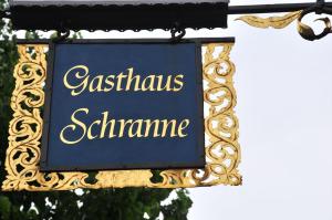 Una señal que dice casbah schnenna en oro en Akzent Hotel Schranne, en Rothenburg ob der Tauber