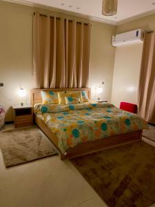 a bedroom with a bed and a window with curtains at فلامينجو Flamingo in Abha