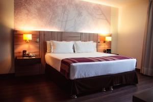 Cama ou camas em um quarto em Aku Hotels