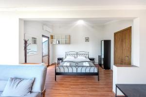高尼奥Hotel Mandarinebi的带床和沙发的卧室