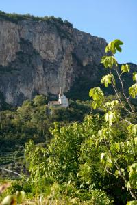 une maison sur le flanc d'une montagne dans l'établissement Bed&Biker, à Mori