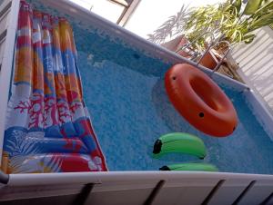 una piscina con una balsa inflable y un salvavidas en Casa di Luna, incantevole bilo con idromassaggio, en San Cesario di Lecce