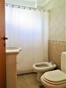 ein Bad mit einem WC und einem Waschbecken in der Unterkunft Bariloche Lake View Apartments in San Carlos de Bariloche