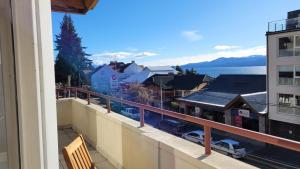 einen Balkon mit Blick auf die Stadt und das Wasser in der Unterkunft Bariloche Lake View Apartments in San Carlos de Bariloche