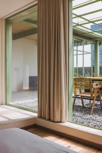 - une chambre avec une grande fenêtre et une table dans l'établissement Xolo, à Mexico