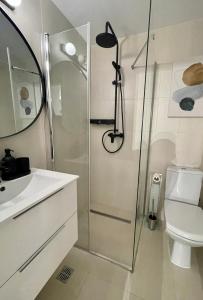 Un baño con ducha, inodoro y lavabo. en Government Deluxe Studio by Magic Apartments, en Bucarest 21 fotos más