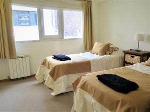 Zimmer mit 2 Betten und einem Fenster in der Unterkunft Bariloche Lake View Apartments in San Carlos de Bariloche