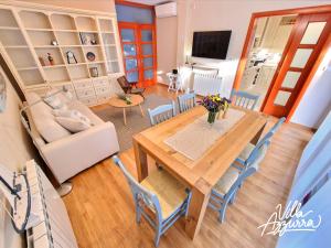 comedor y sala de estar con mesa y sillas en Villa Azzurra, en Bašanija
