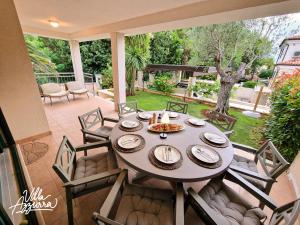 een eettafel en stoelen op een patio bij Villa Azzurra in Bašanija