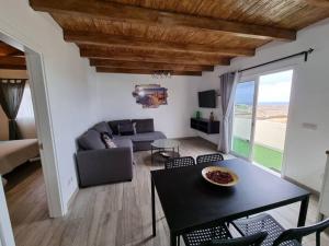 TV a/nebo společenská místnost v ubytování Apartamento en Mala con vista al mar