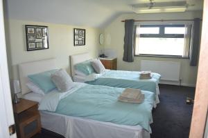 A bed or beds in a room at Glens of Antrim apartment