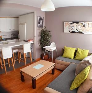 een woonkamer met een bank en een tafel bij Cozy & Quiet Apartment. in Sada
