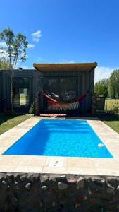 een zwembad voor een huis bij ENTRE BODEGAS in Colonia Las Rosas
