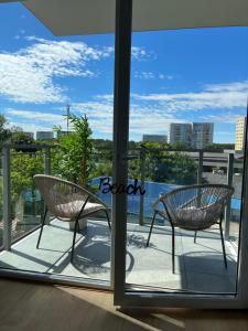 - deux chaises assises sur un balcon avec vue dans l'établissement apartament Gaja, à Świnoujście