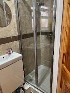 Koupelna v ubytování Large Double Bedroom with free on site parking