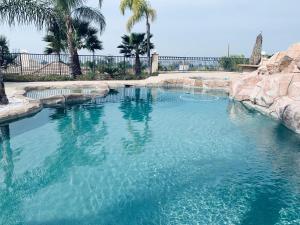 Bassein majutusasutuses LuxHome Suites in Mansion või selle lähedal