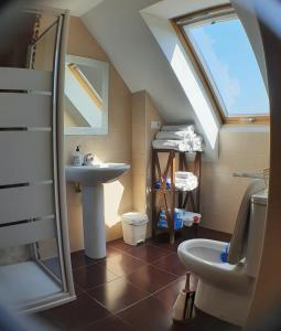een badkamer met een wastafel, een toilet en een raam bij Cozy & Quiet Apartment. in Sada