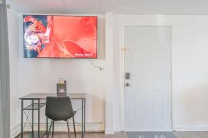 TV tai viihdekeskus majoituspaikassa Executive Work Space With Modern Charm
