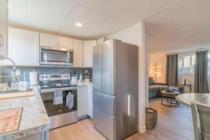 Η κουζίνα ή μικρή κουζίνα στο Executive Work Space With Modern Charm